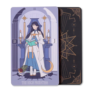 Cartas de tarot personalizadas com estampagem a frio em foil, com o design da Alta Sacerdotisa e detalhes ornamentados.